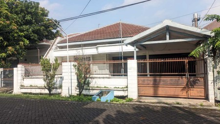 Rumah di Manyar Jaya Surabaya Timur, Bagus + Terawat, Lokasi Strategis, Row Jalan Lebar