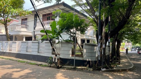 Rumah Asri, halaman luas di Bintaro Sektor 2