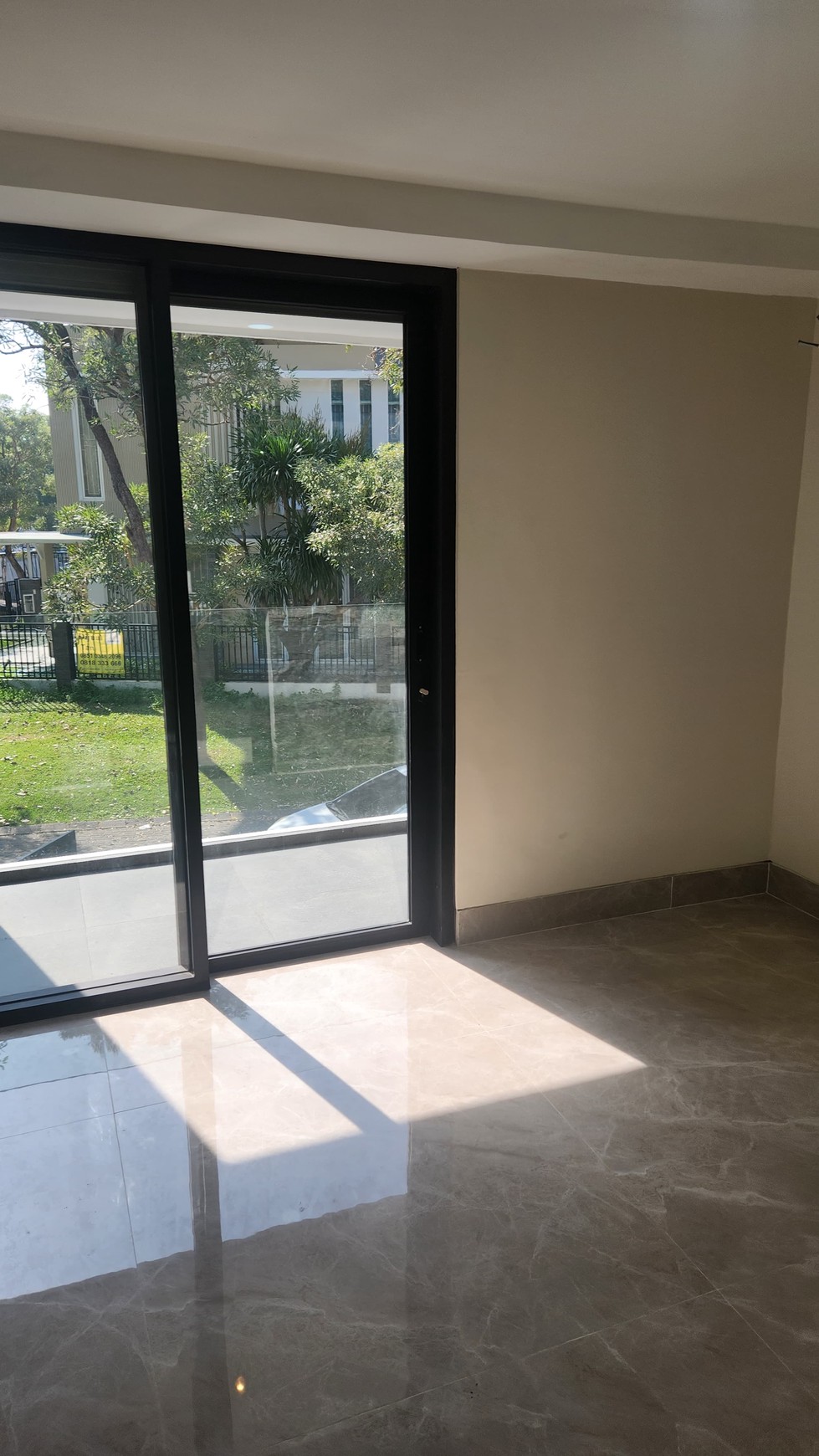 Rumah Baru Woodland Citraland Surabaya Barat - SMART Home Terbaru Minimalis Modern 2,5 Lantai Split Level Desain garasi Carport 3 Mobil dekat Universitas Ciputra