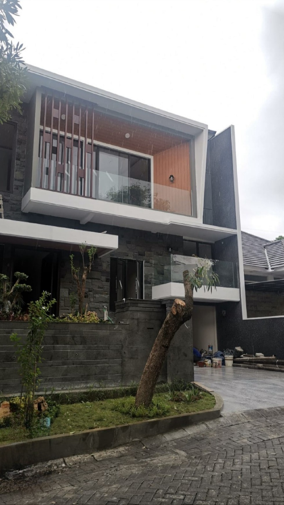 Rumah Baru Woodland Citraland Surabaya Barat - SMART Home Terbaru Minimalis Modern 2,5 Lantai Split Level Desain garasi Carport 3 Mobil dekat Universitas Ciputra