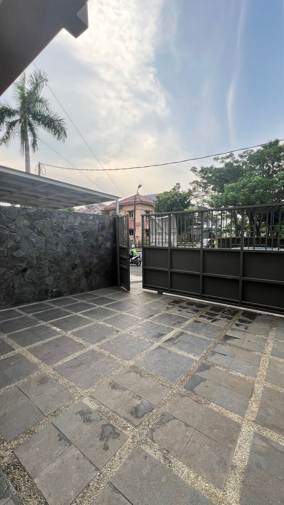 Rumah Hook Mewah Cantik SHM  4 lantai di Meruya Jakarta Barat