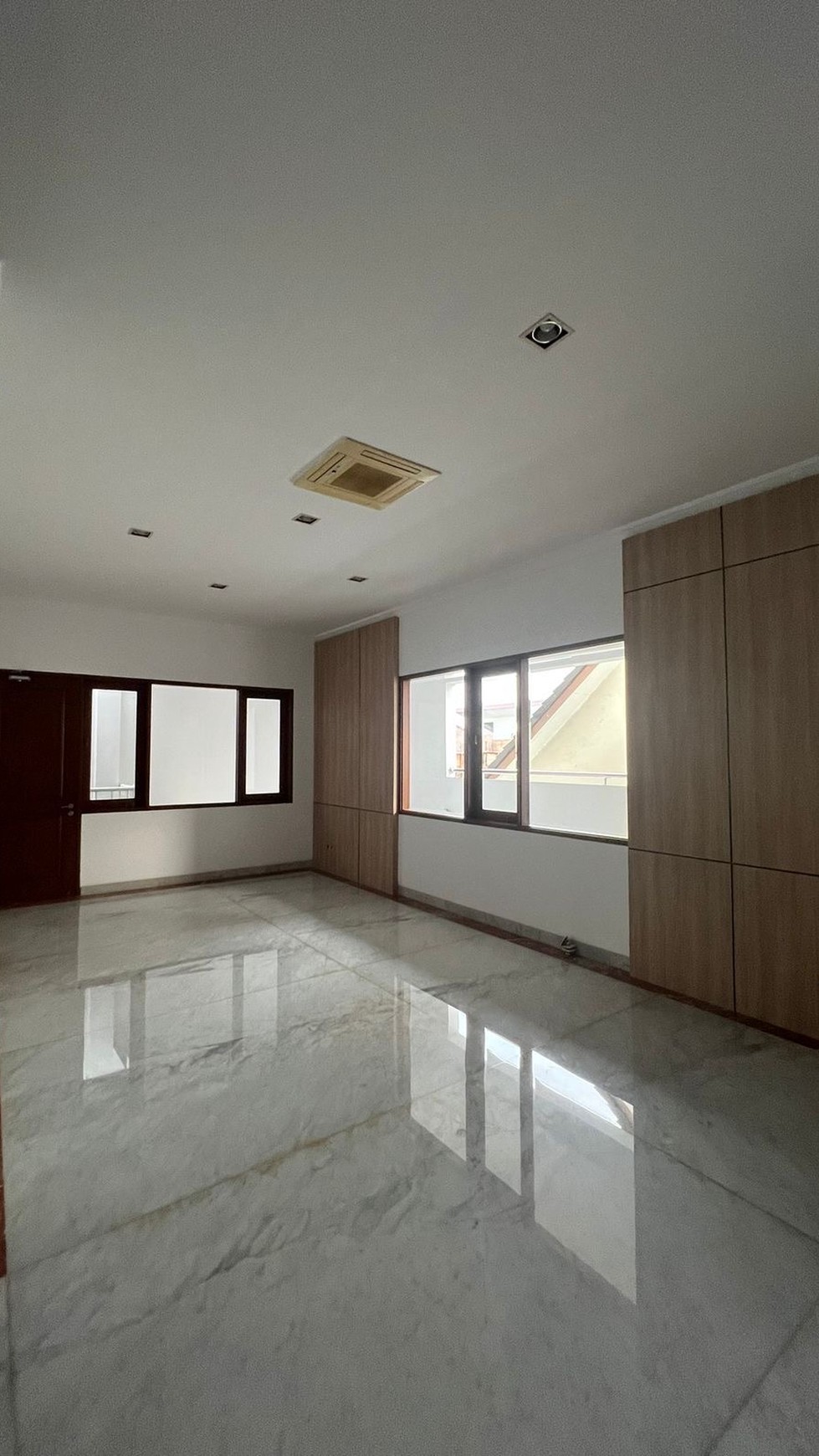 Rumah Hook Mewah Cantik SHM  4 lantai di Meruya Jakarta Barat