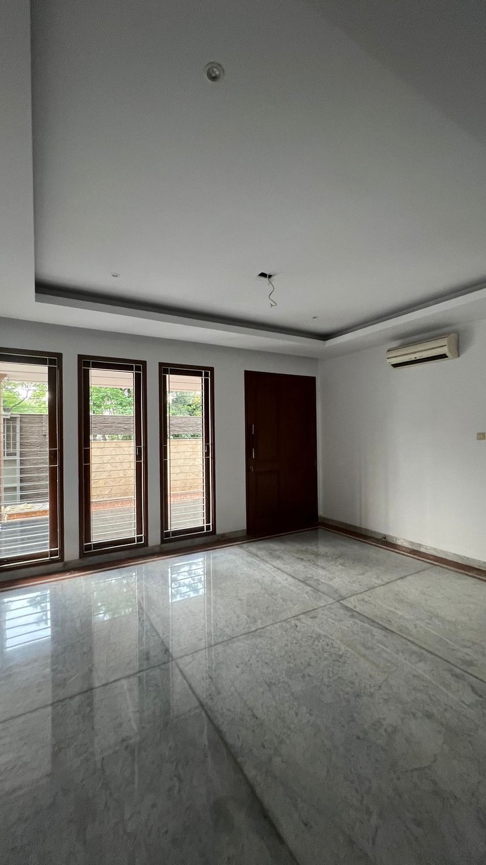Rumah Hook Mewah Cantik SHM  4 lantai di Meruya Jakarta Barat