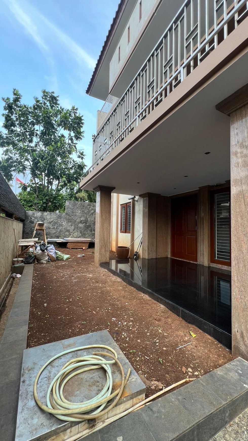 Rumah Hook Mewah Cantik SHM  4 lantai di Meruya Jakarta Barat