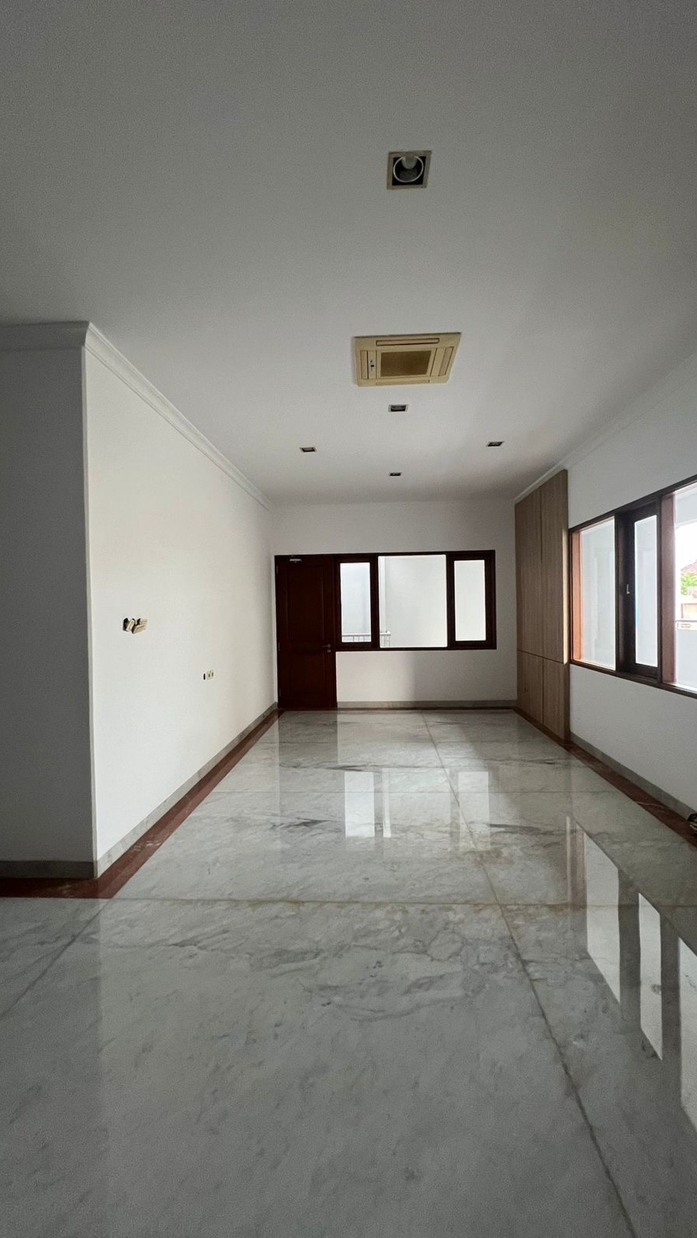 Rumah Hook Mewah Cantik SHM  4 lantai di Meruya Jakarta Barat