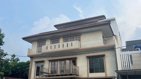 Rumah Hook Mewah Cantik SHM  4 lantai di Meruya Jakarta Barat