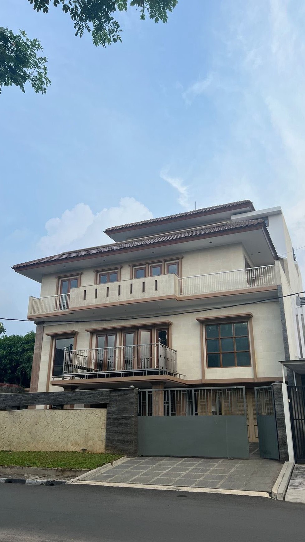 Rumah Hook Mewah Cantik SHM  4 lantai di Meruya Jakarta Barat