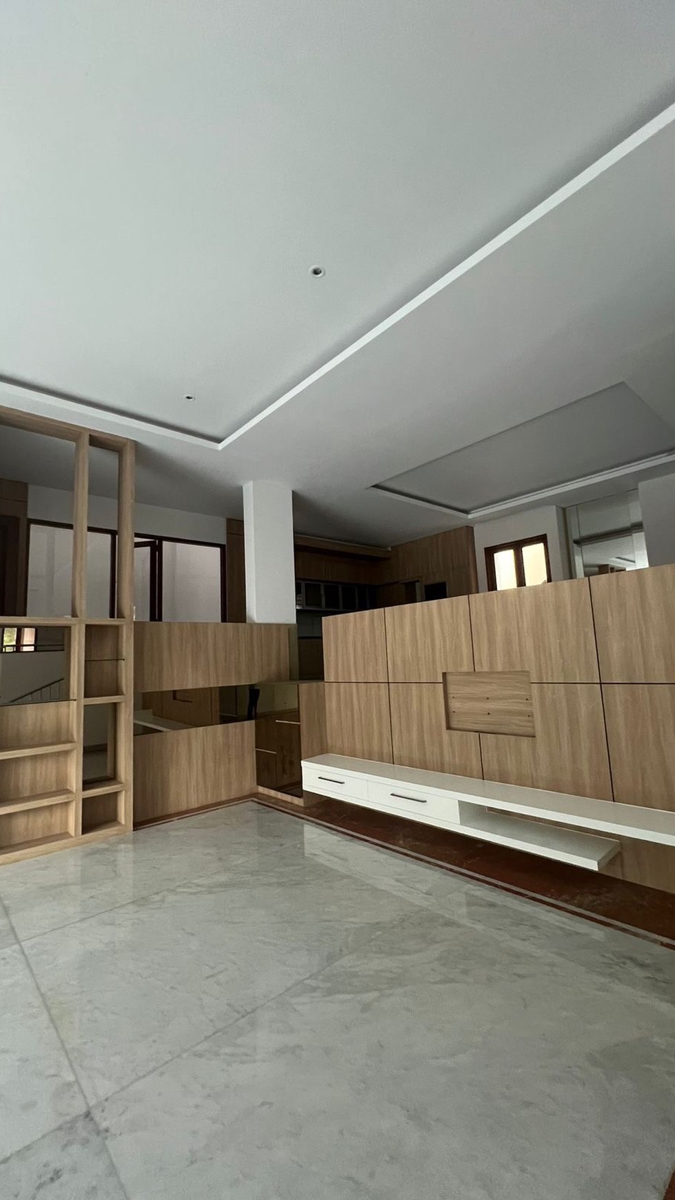 Rumah Hook Mewah Cantik SHM  4 lantai di Meruya Jakarta Barat