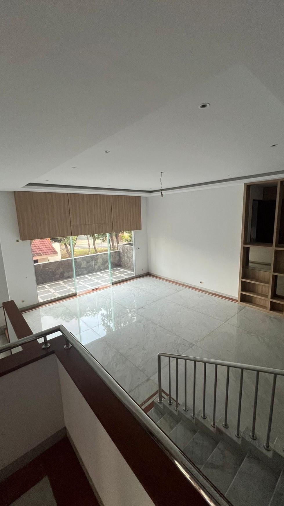 Rumah Hook Mewah Cantik SHM  4 lantai di Meruya Jakarta Barat