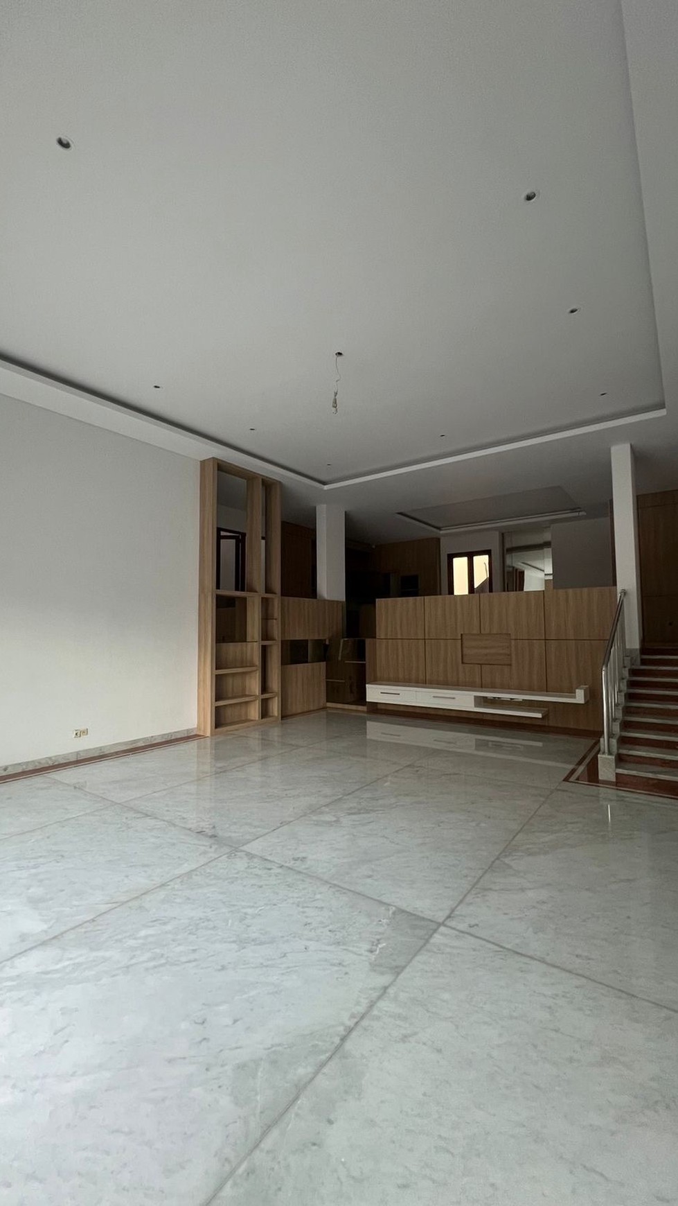 Rumah Hook Mewah Cantik SHM  4 lantai di Meruya Jakarta Barat