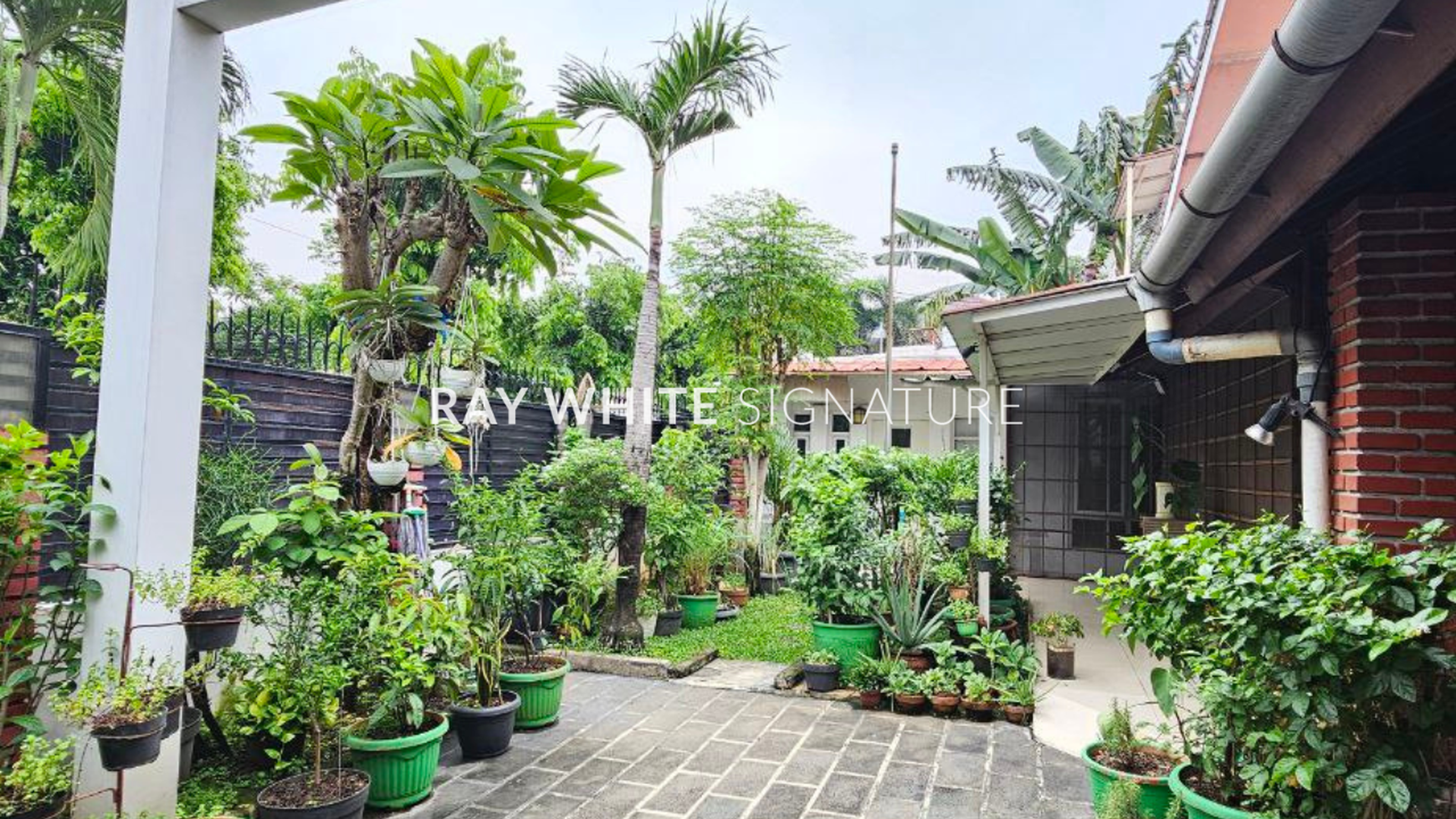 Rumah Dijual Bagus depan taman dan tenang di Jl Tulodong Bawah