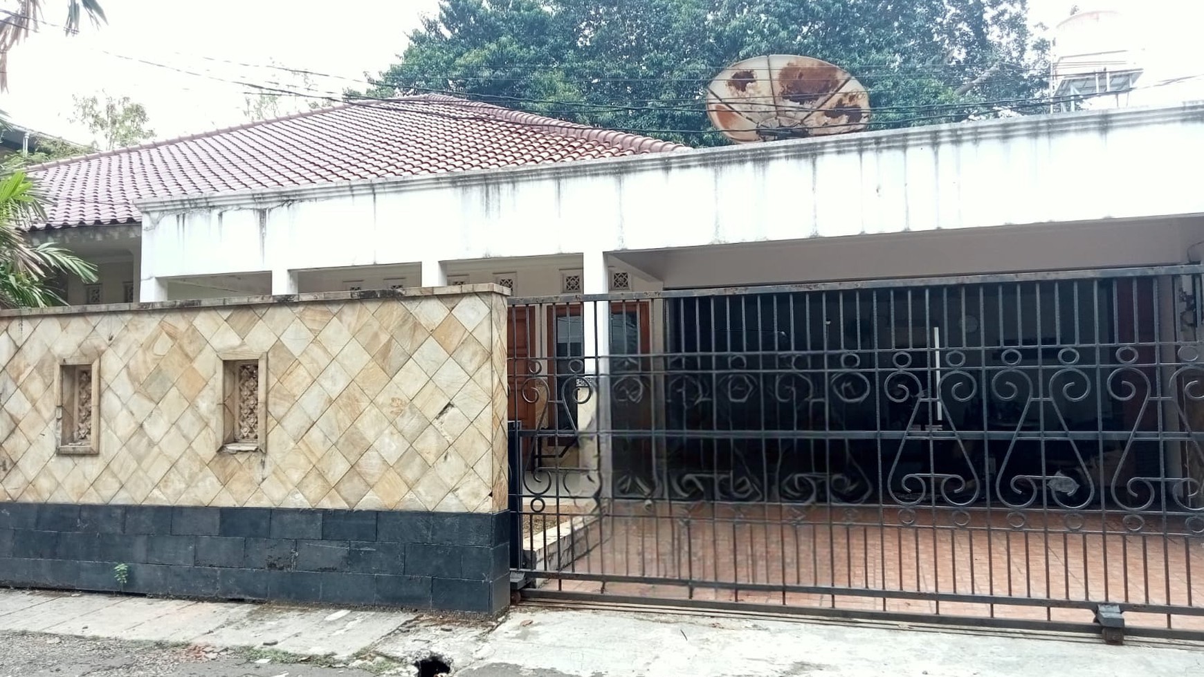 RUMAH DI KAWASAN ELIT AMPERA - KEMANG , TENANG & NYAMAN