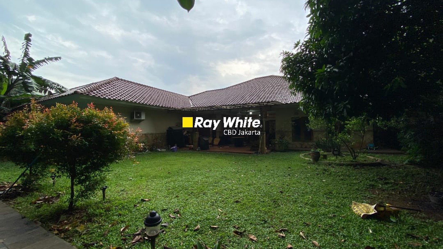 RUMAH DI KAWASAN ELIT AMPERA - KEMANG , TENANG & NYAMAN