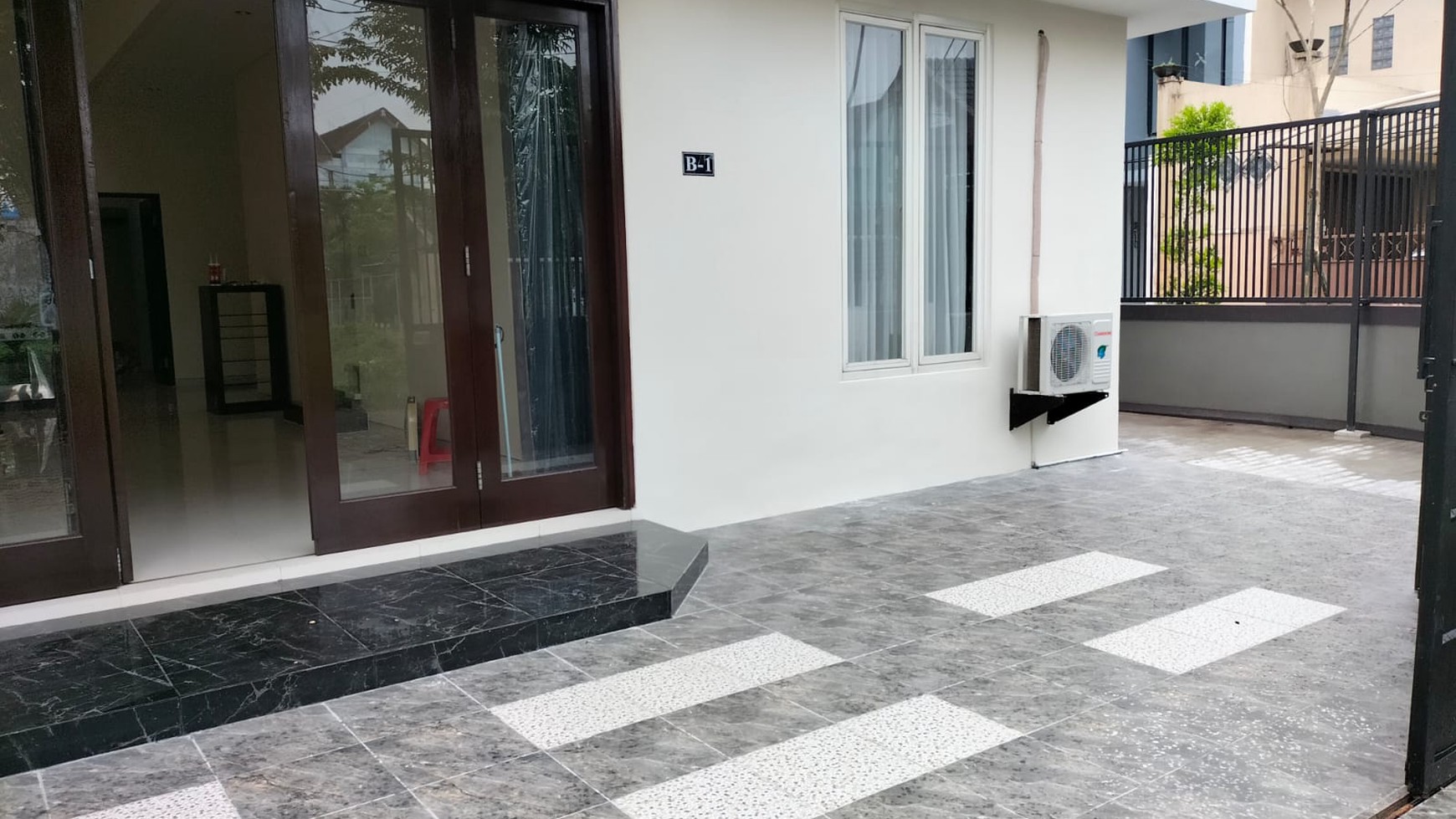 Rumah Baru Griya Babatan Mukti Dekat Royal Residence , Pakuwon Mall- New Minimalis Modern SPESIAL Garasu Carport masuk 4 mobil LUAS