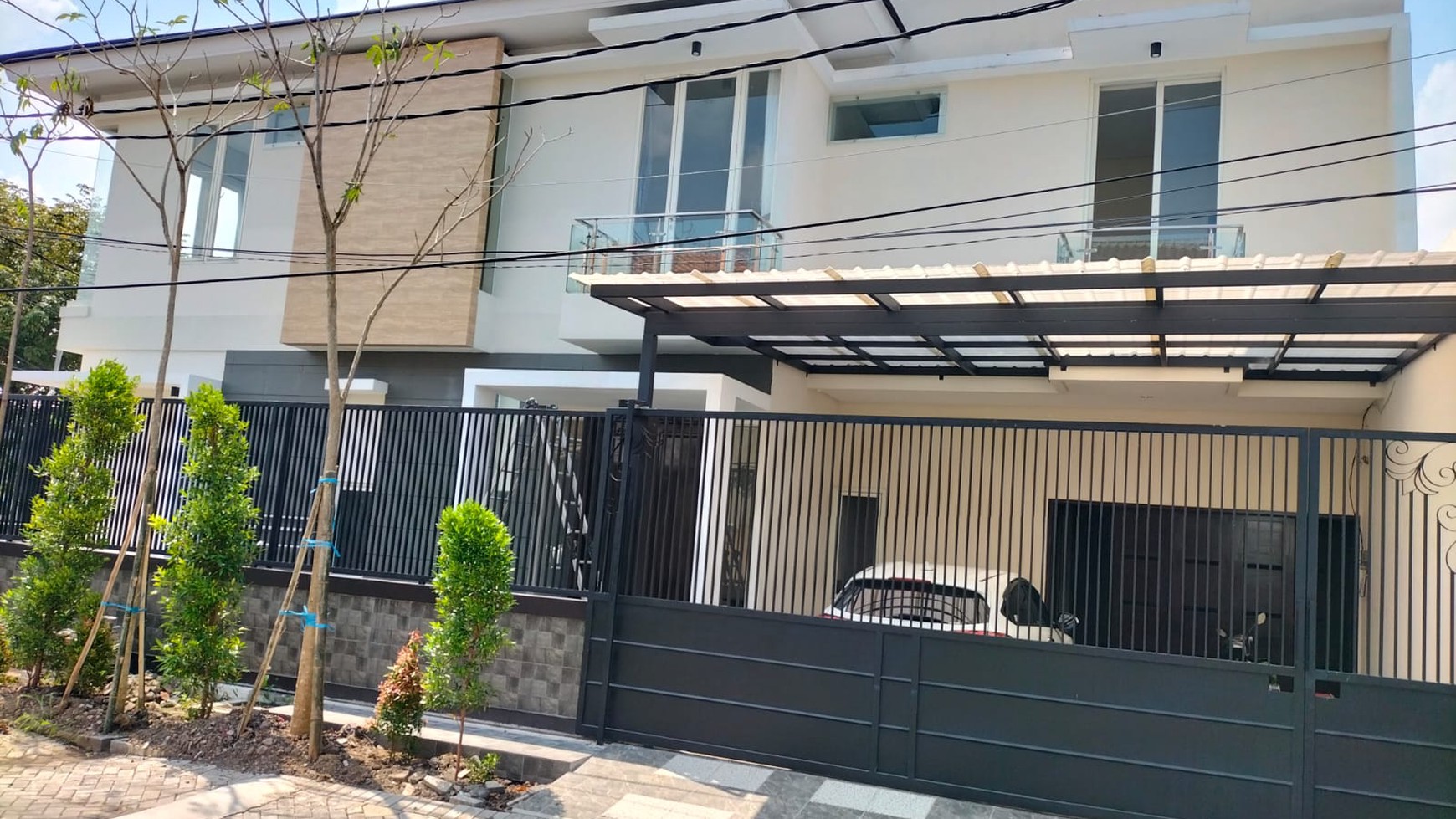 Rumah Baru Griya Babatan Mukti Dekat Royal Residence , Pakuwon Mall- New Minimalis Modern SPESIAL Garasu Carport masuk 4 mobil LUAS