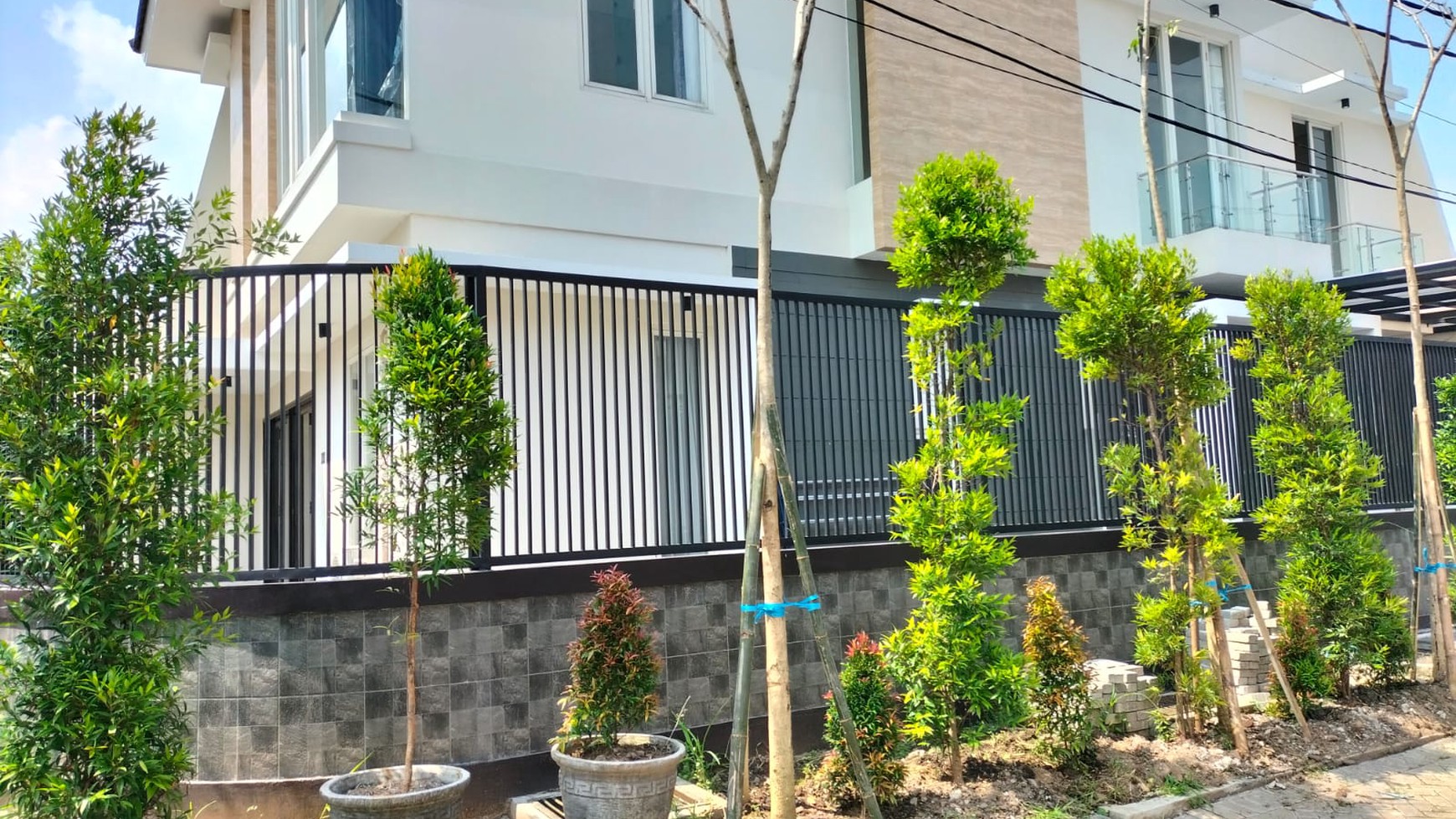 Rumah Baru Griya Babatan Mukti Dekat Royal Residence , Pakuwon Mall- New Minimalis Modern SPESIAL Garasu Carport masuk 4 mobil LUAS