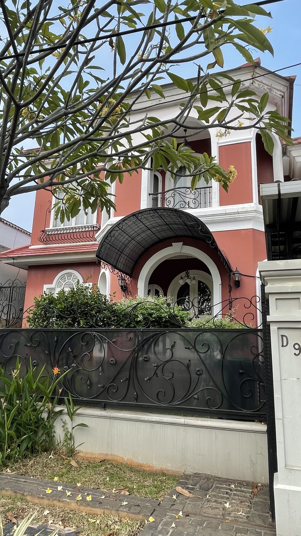 Disewakan rumah di jalan karmel kebon jeruk jakarta barat