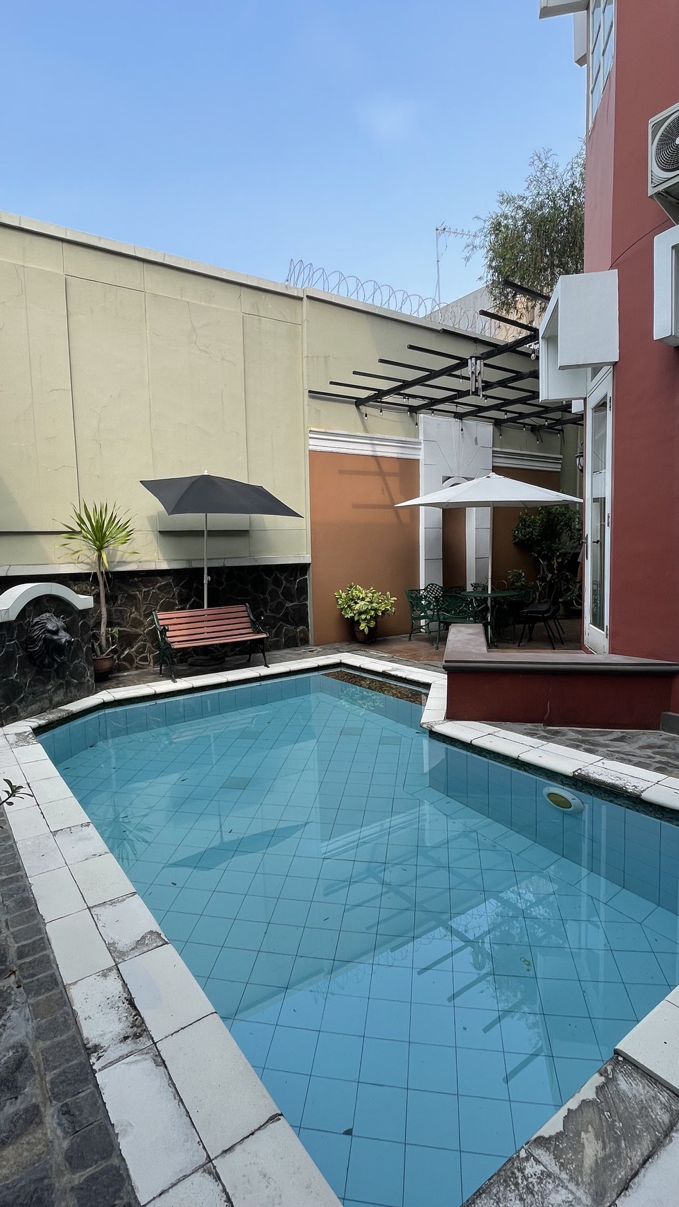 Disewakan rumah di jalan karmel kebon jeruk jakarta barat