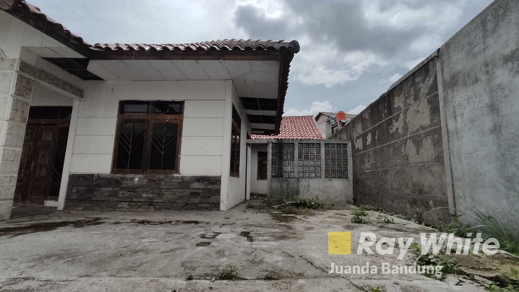 Rumah Luas Dekat Pasar Caringin Cocok untuk Rumah Tinggal dan Tempat Usaha