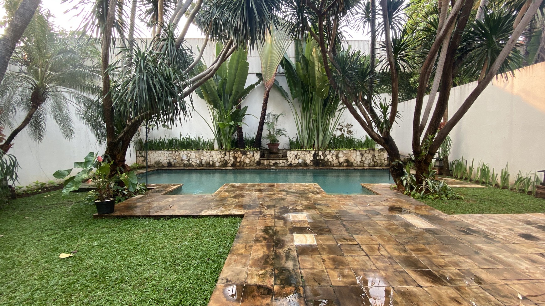 Beautiful and comfy house bali style in cipete, jakarta selatan