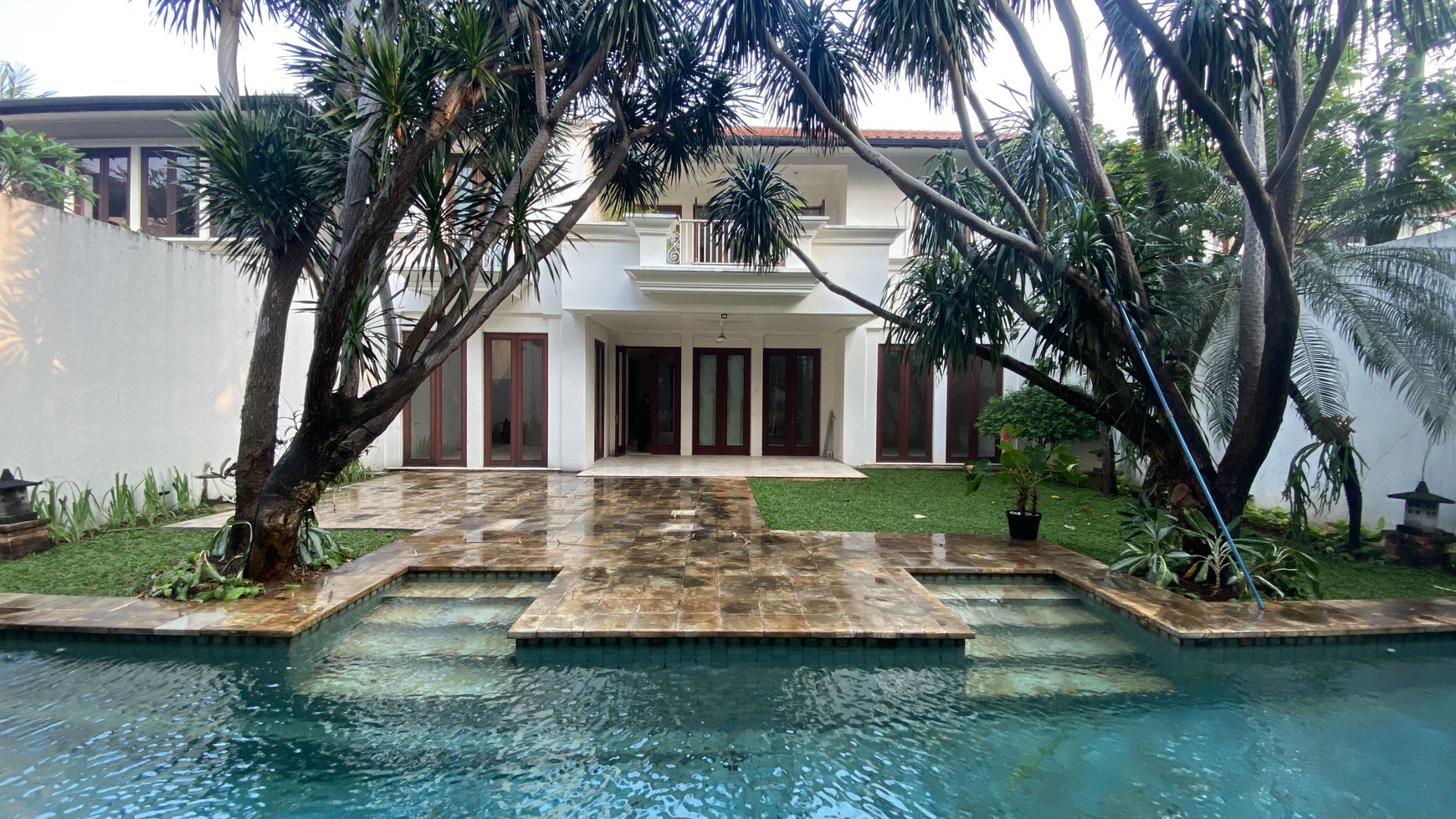 Beautiful and comfy house bali style in cipete, jakarta selatan