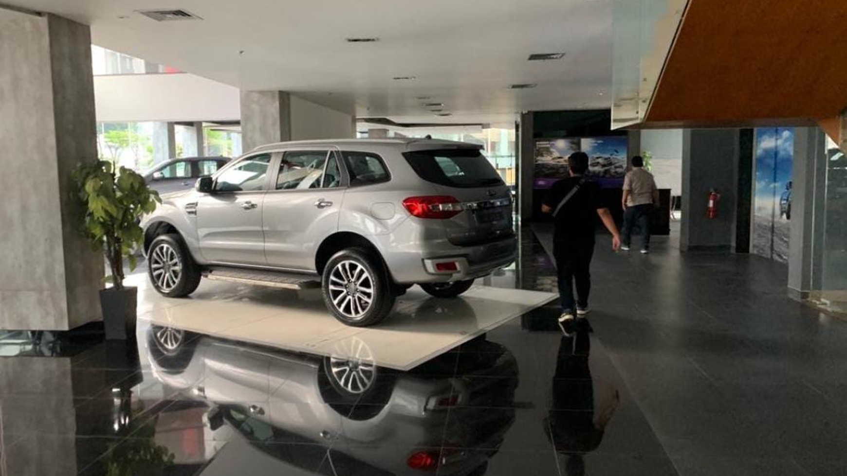 Showroom Siap Untuk Usaha Di Jl Warung Jati Barat Jakarta Selatan