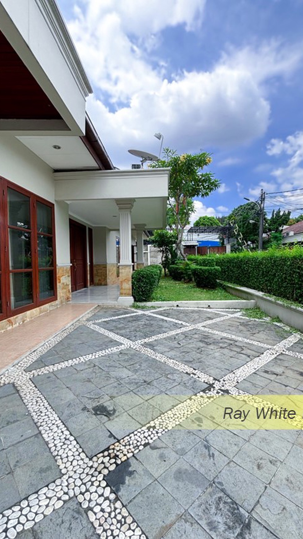 RUMAH DENGAN GAYA SYTLE CLASSIC DALAM CLUSTER DI KAWASAN CILANDAK, JAKARTA SELATAN