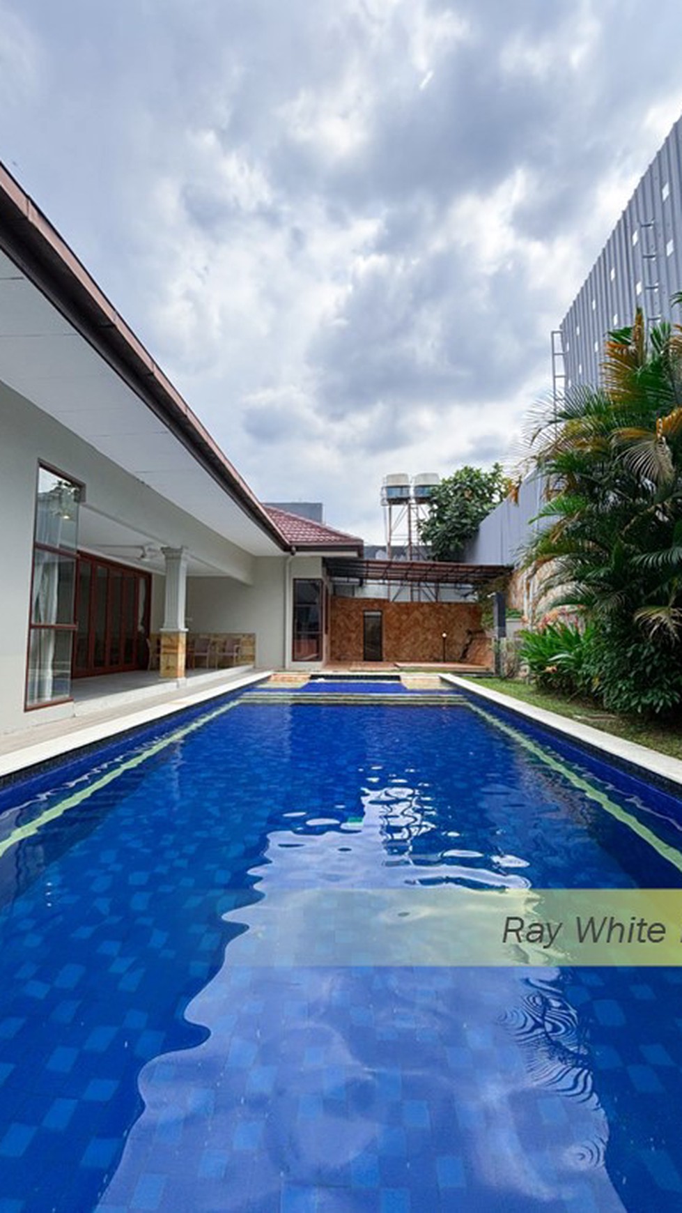 RUMAH DENGAN GAYA SYTLE CLASSIC DALAM CLUSTER DI KAWASAN CILANDAK, JAKARTA SELATAN