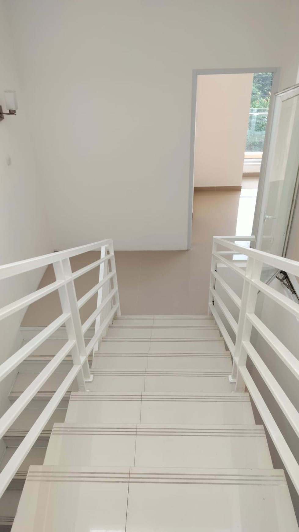 Rumah Modern 4 Kamar Tidur di Imperial Gading Jakarta Utara