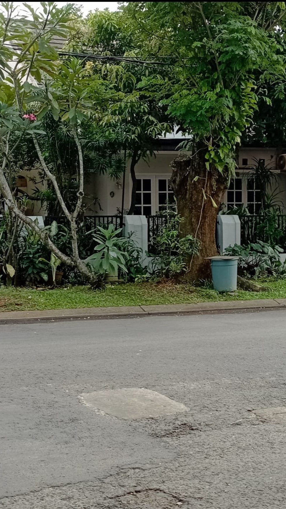 Rumah standar rapih Depan gerbang masuk Bukit Dago