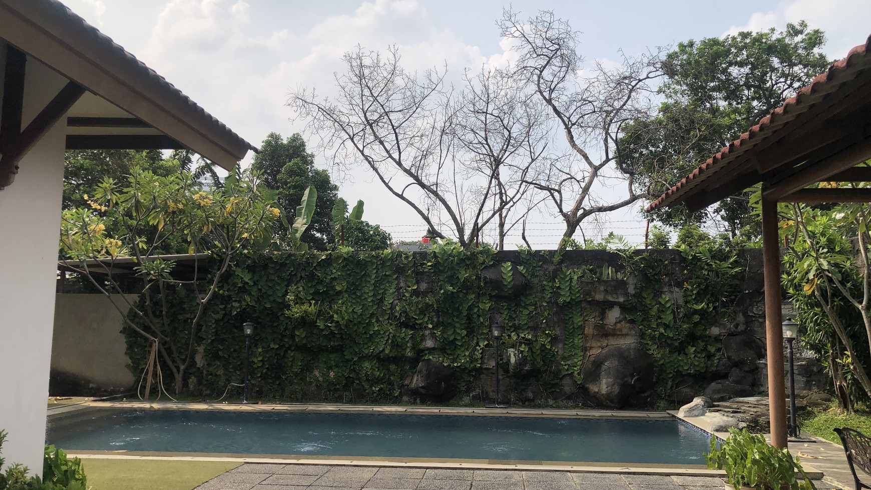 Rumah Mewah bisa Guest House  ada Kolam Renang di Pasar Minggu 