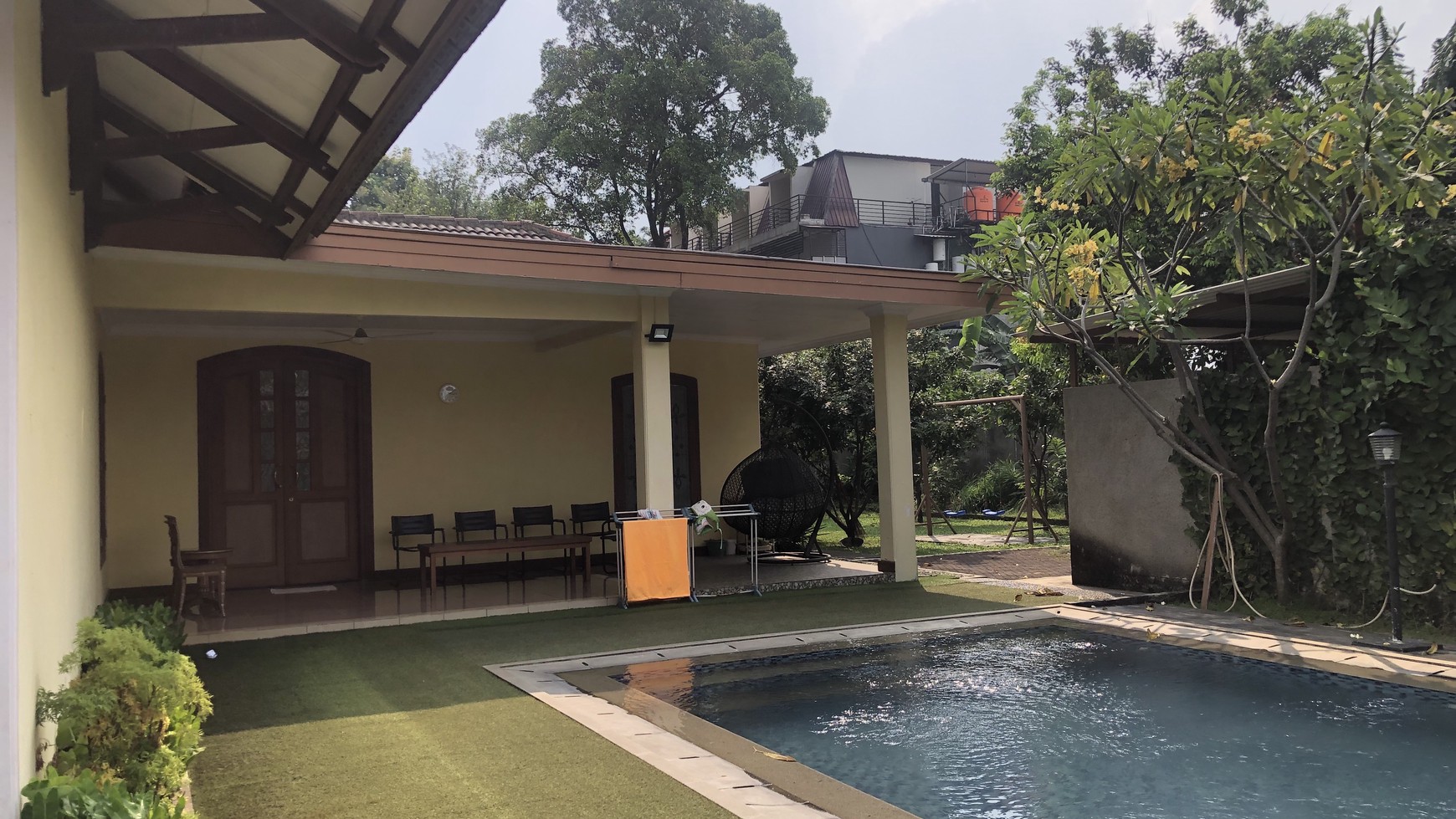 Rumah Mewah bisa Guest House  ada Kolam Renang di Pasar Minggu 