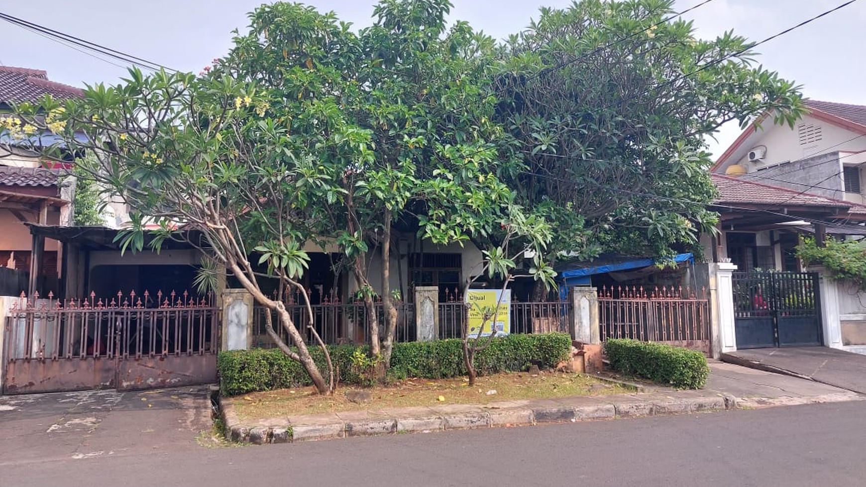 Rumah Lokasi Strategis dengan Kondisi Apa Adanya @Taman Aries, Kembangan