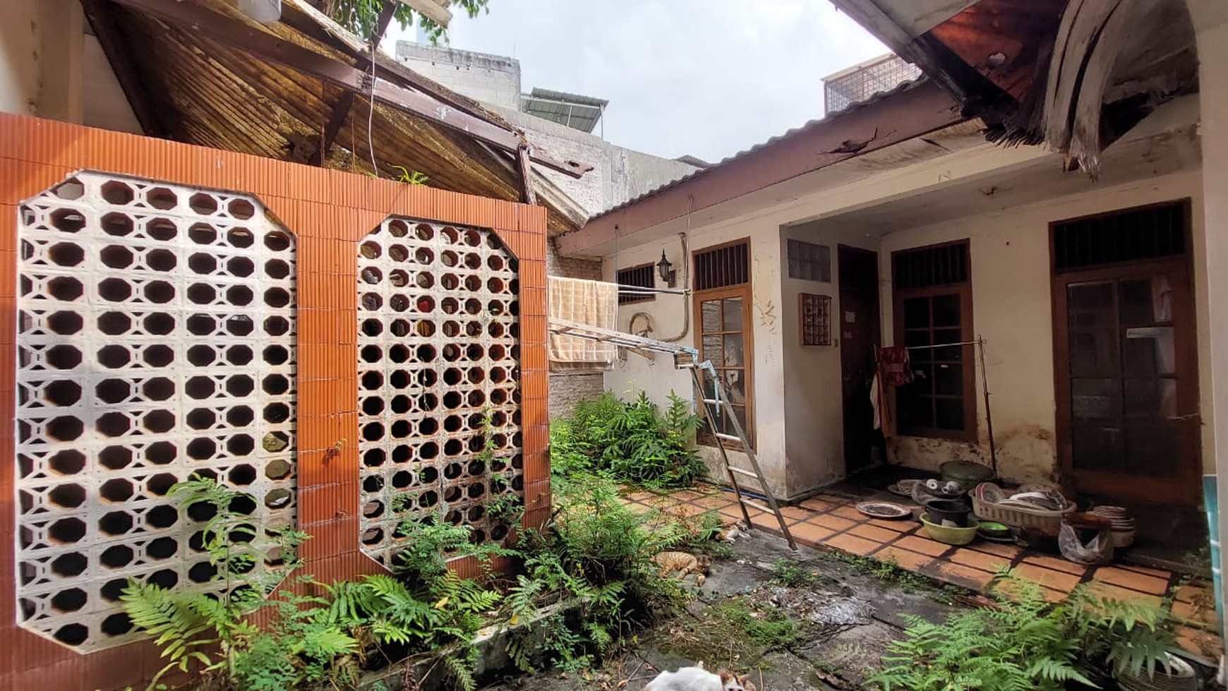 Rumah Lokasi Strategis dengan Kondisi Apa Adanya @Taman Aries, Kembangan