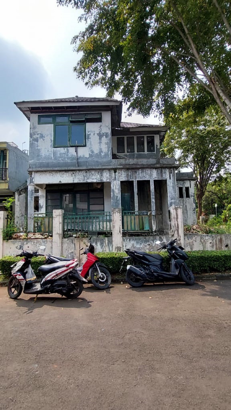 Rumah Tua Hitung Tanah dalam Perumahan Bintaro Sektor 9