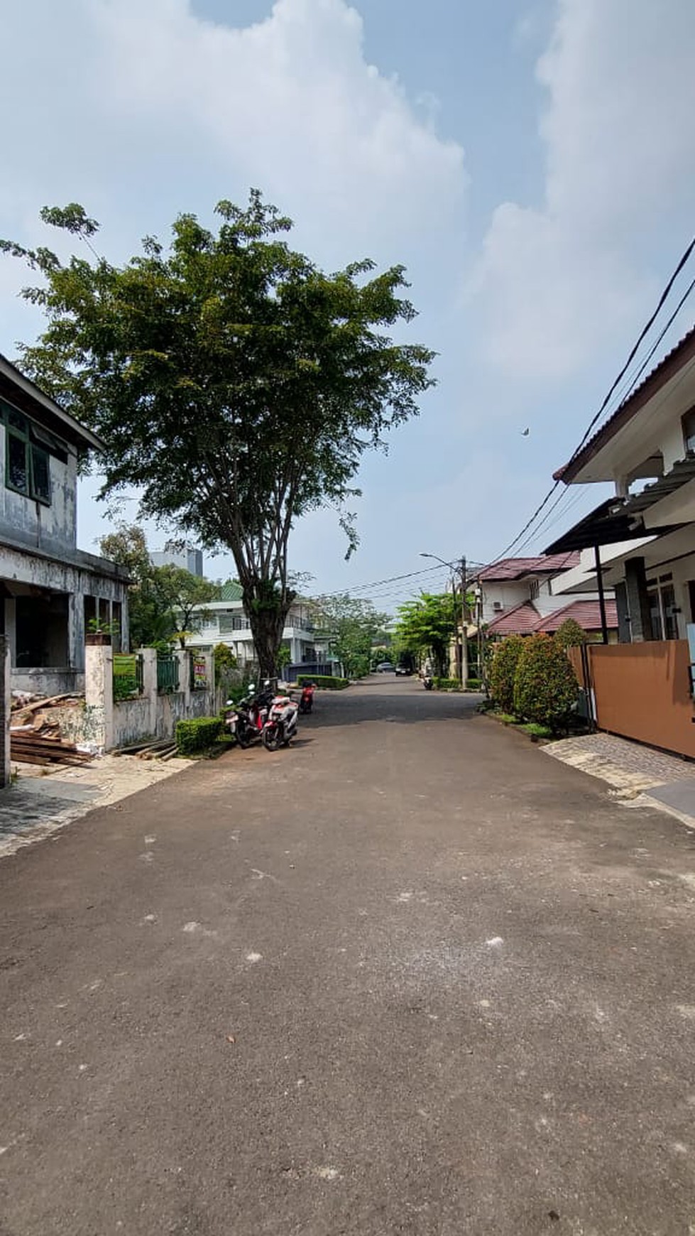 Rumah Tua Hitung Tanah dalam Perumahan Bintaro Sektor 9