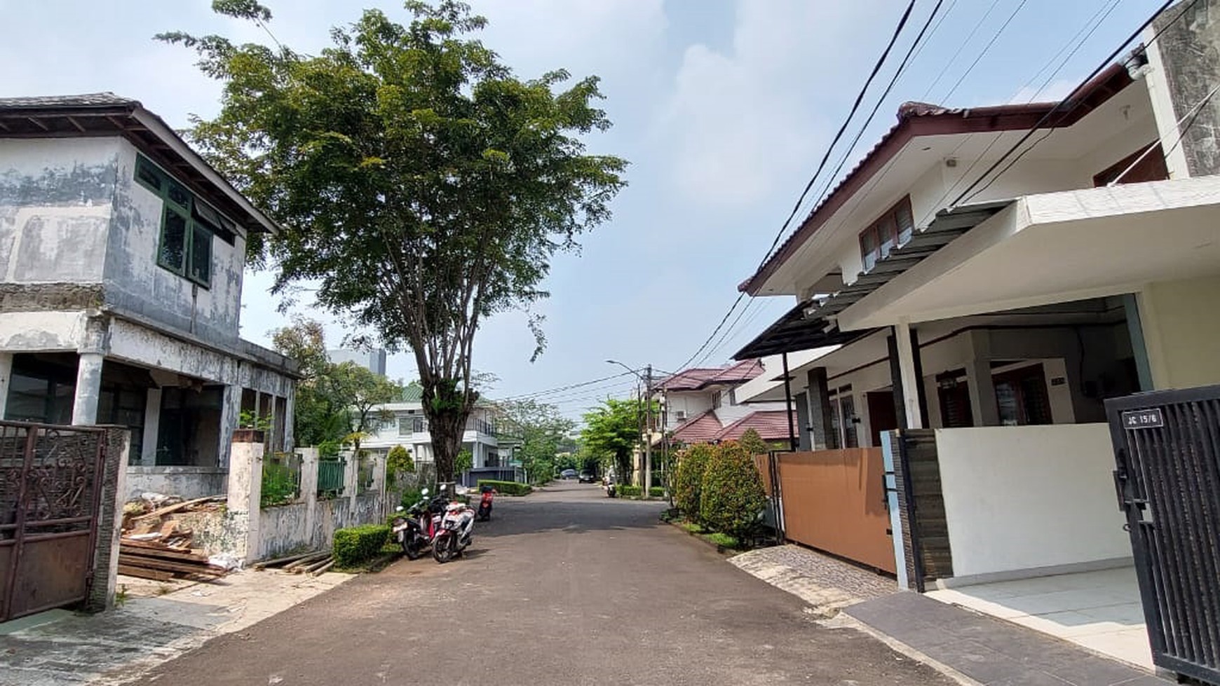 Rumah Tua Hitung Tanah dalam Perumahan Bintaro Sektor 9