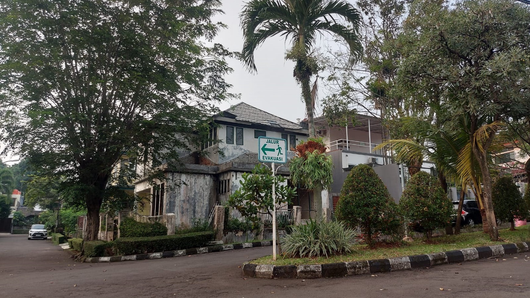 Rumah Tua Hitung Tanah dalam Perumahan Bintaro Sektor 9