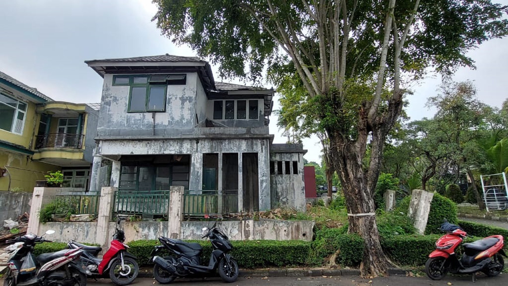 Rumah Tua Hitung Tanah dalam Perumahan Bintaro Sektor 9