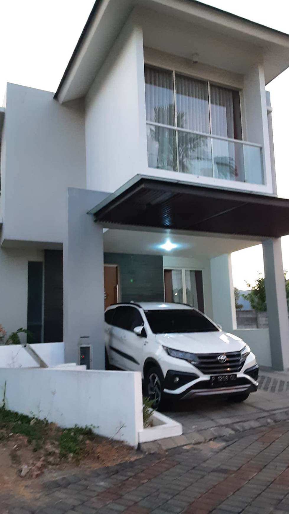 View DANAU Rumah Royal Residence Surabaya SPESIAL 4 Kamar Tidur SEMI Furnished