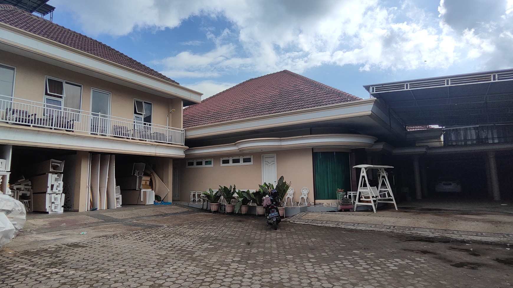 Rumah Mewah Eks Usaha Tenda dan Wedding Decoration di Jalan Yos Sudarso