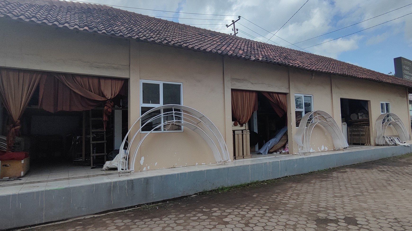 Rumah Mewah Eks Usaha Tenda dan Wedding Decoration di Jalan Yos Sudarso