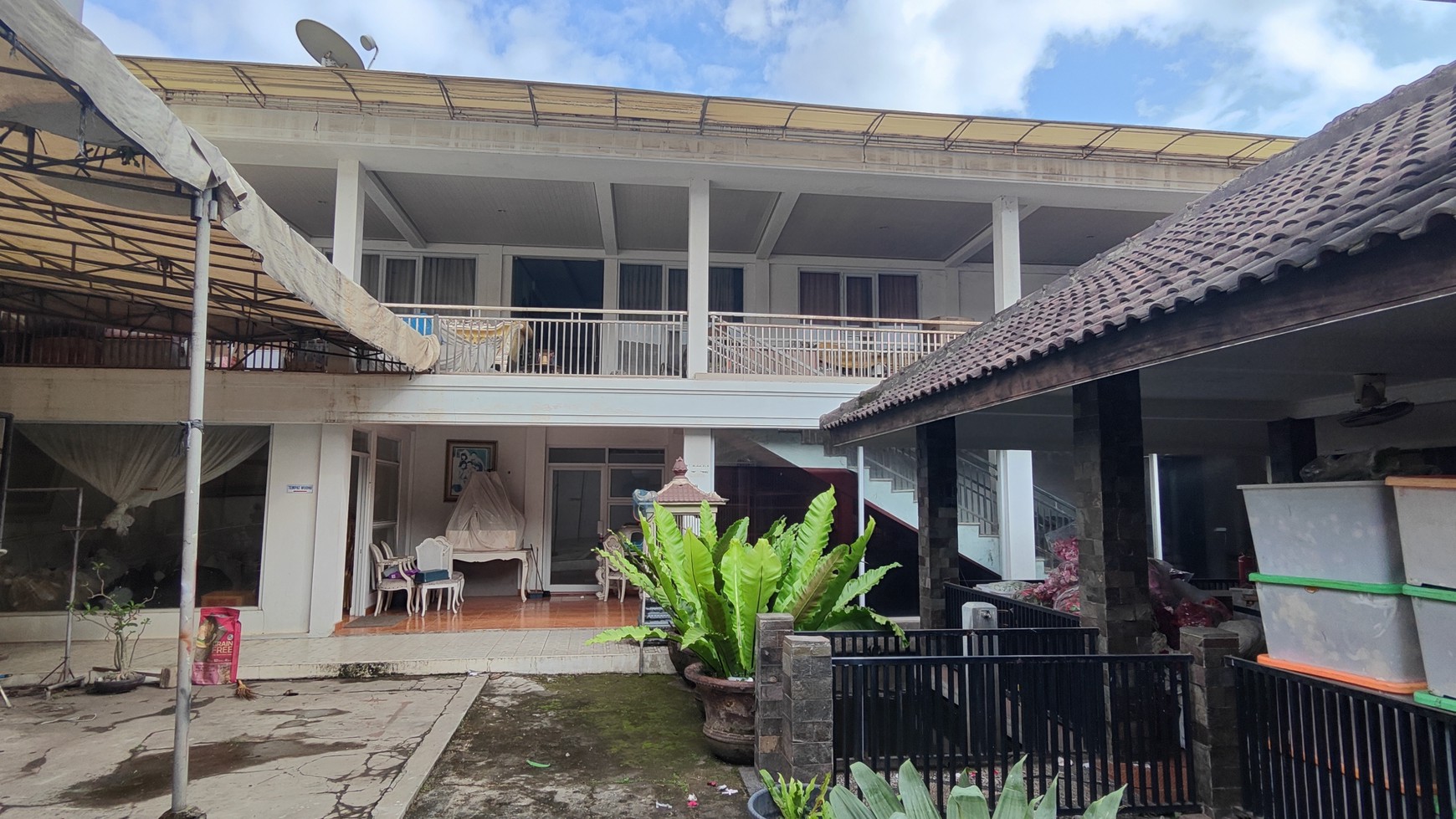 Rumah Mewah Eks Usaha Tenda dan Wedding Decoration di Jalan Yos Sudarso