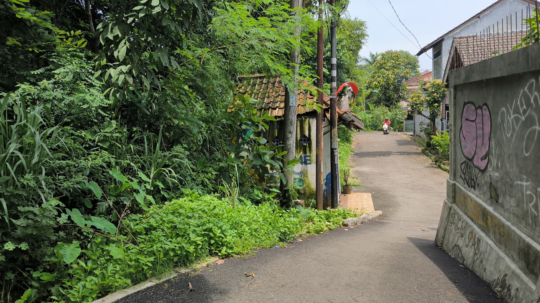 Tanah di area kawasan kota Pamulang - Lokasi Strategis - Cocok untuk Hunian/Cluster - Akses jalan masuk mobil - Dijual Cepat