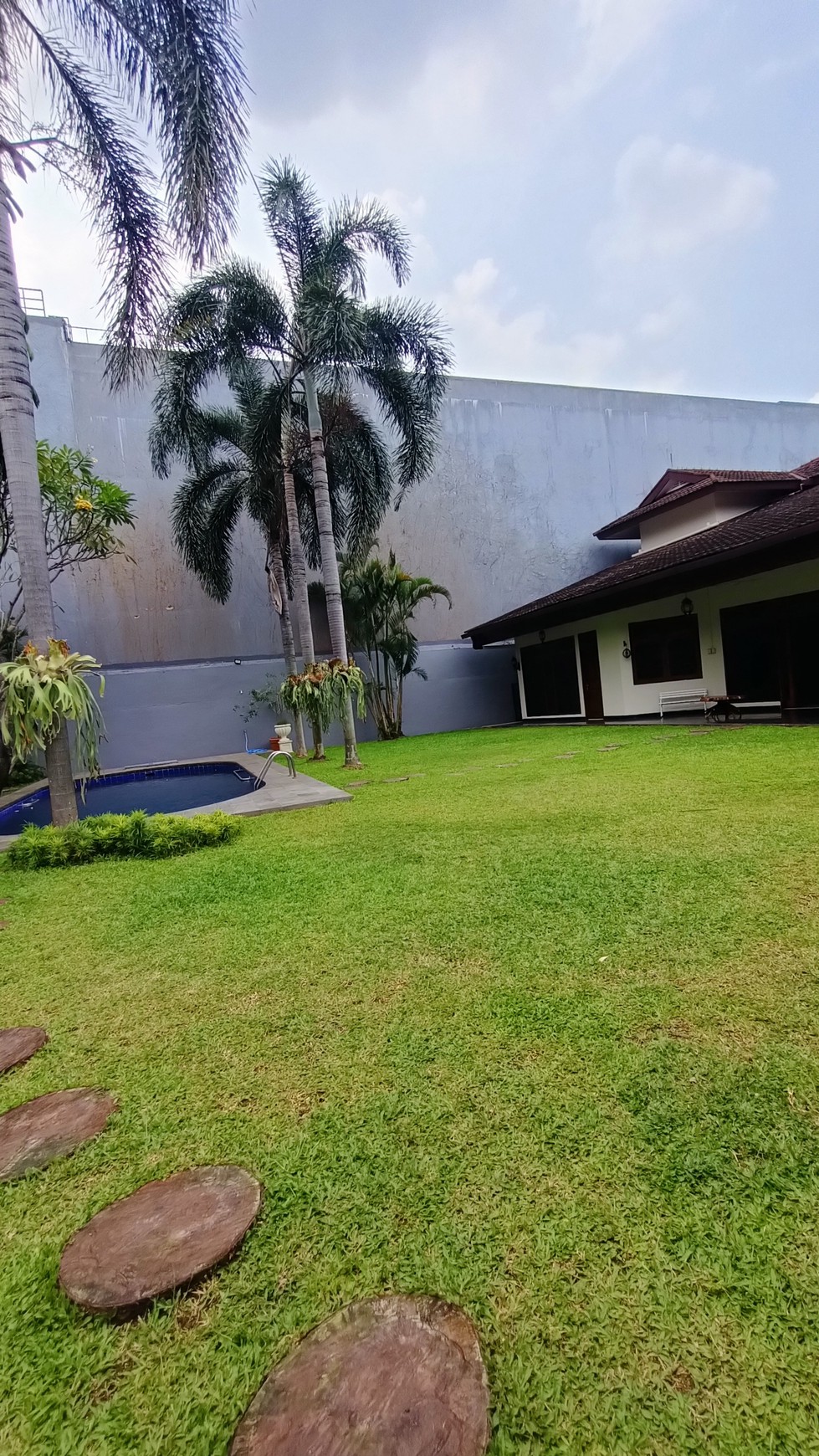 Rumah Cantik di Area yang nyaman, asri dan Tenang dan strategis Jakarta Selatan 