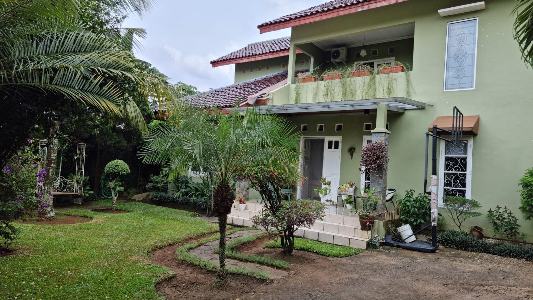 Rumah Luas Asri Gaya Resort Bali di Cinangka Dekat Lapangan Terbang Pondok Cabe"