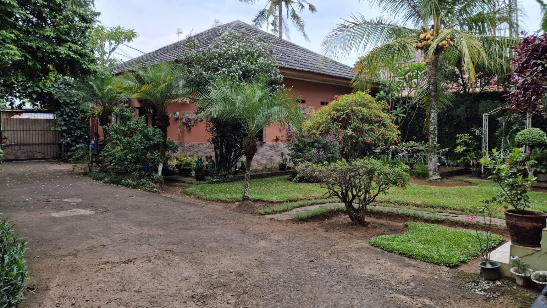 Rumah Luas Asri Gaya Resort Bali di Cinangka Dekat Lapangan Terbang Pondok Cabe"