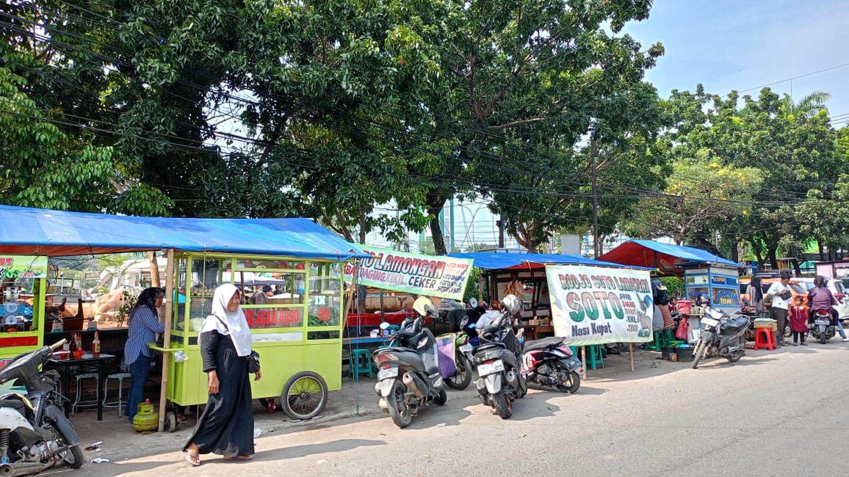 Tanah beserta rumah berada di tengah kota Karawang tepat di samping Alun-alun Kota Karawang 