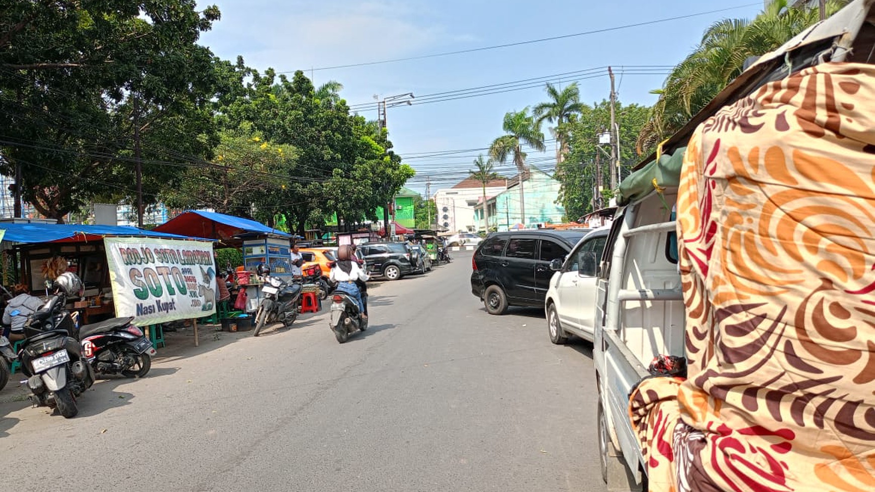 Tanah beserta rumah berada di tengah kota Karawang tepat di samping Alun-alun Kota Karawang 