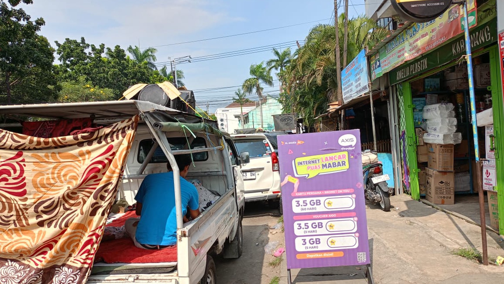 Tanah beserta rumah berada di tengah kota Karawang tepat di samping Alun-alun Kota Karawang 